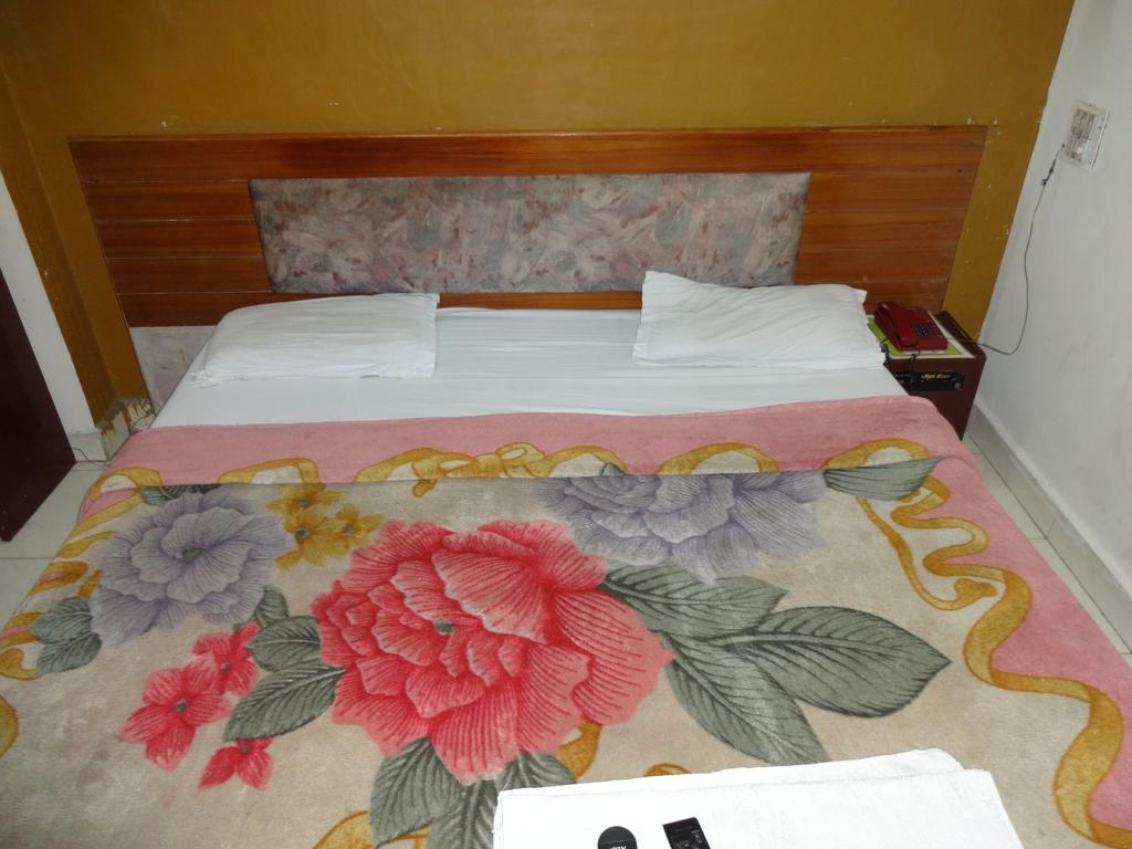 Hotel Elegant International Yeni Delhi Dış mekan fotoğraf